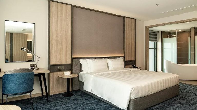 Khách sạn view vịnh Hạ Long